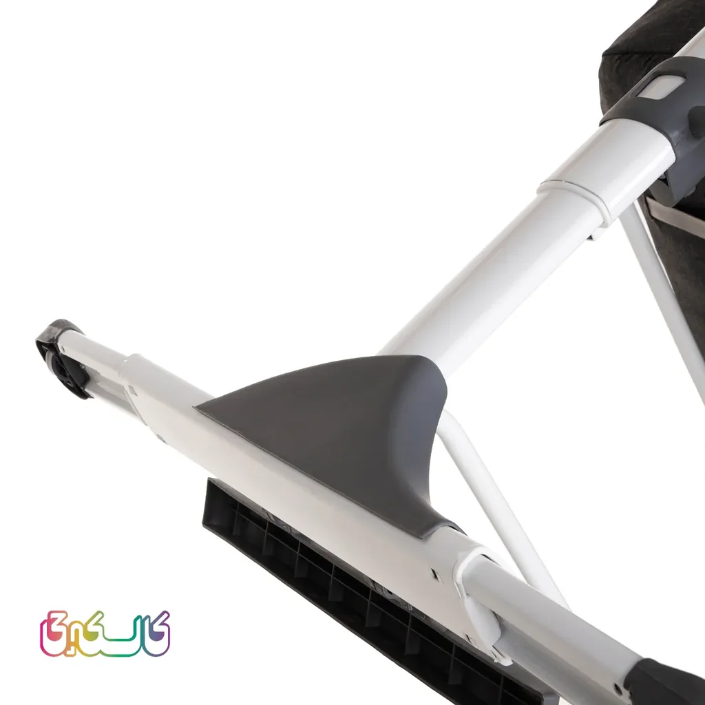 تخت کنار مادری زویه